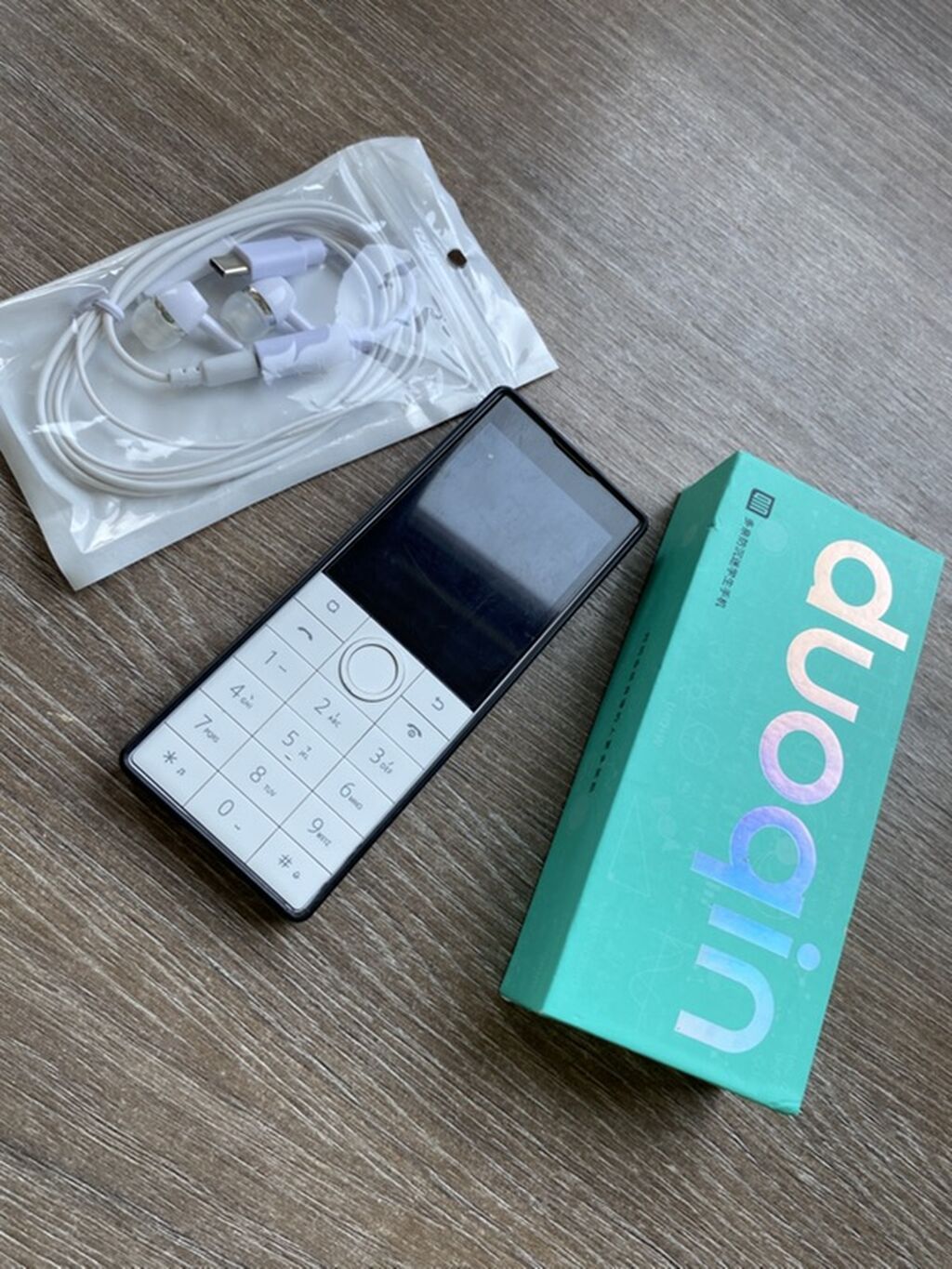 Qin AI Life “Duoqin” düyməli telefon Xüsusiyyətlər: - Minimalist — Elektronika, Yevlax