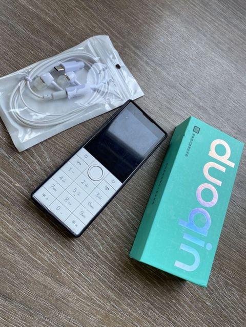 Qin AI Life “Duoqin” düyməli telefon Xüsusiyyətlər: - Minimalist