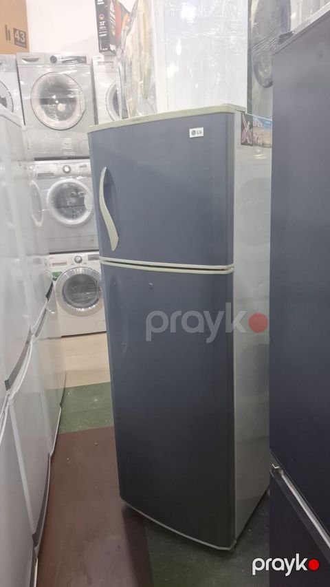 LG markalı, ikiqapılı soyuducu. Üst hissədə dondurucu, alt hissədə isə