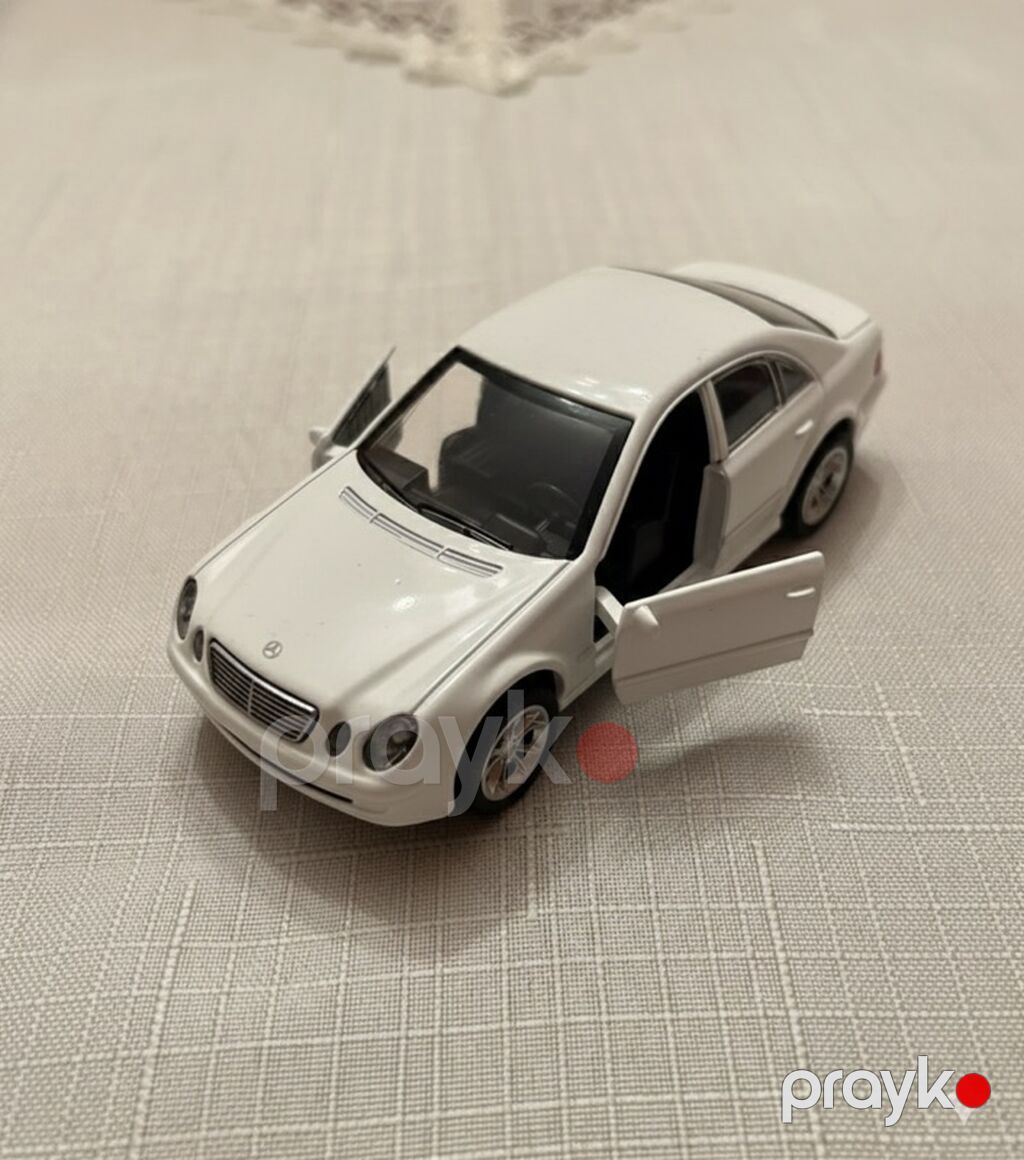 Ağ rəngli metal oyuncaq sedan model avtomobil - Korpus: die-cast — Mallar, Bakı (3)