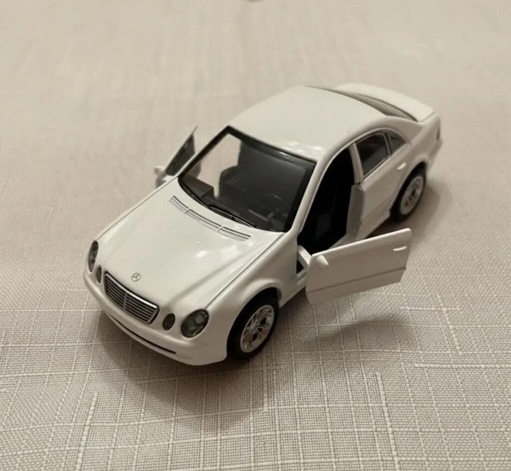 Ağ rəngli die-cast metal oyuncaq avtomobil modeli - Korpus: metal — Modellar, Bakı (2)