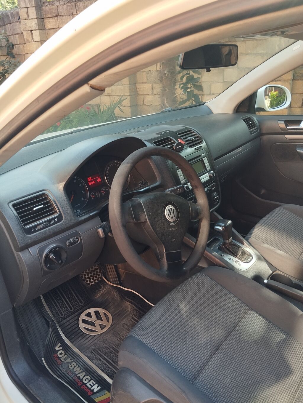Volkswagen Jetta sedan – ağ rəng, avtomatik transmissiya. Əsas