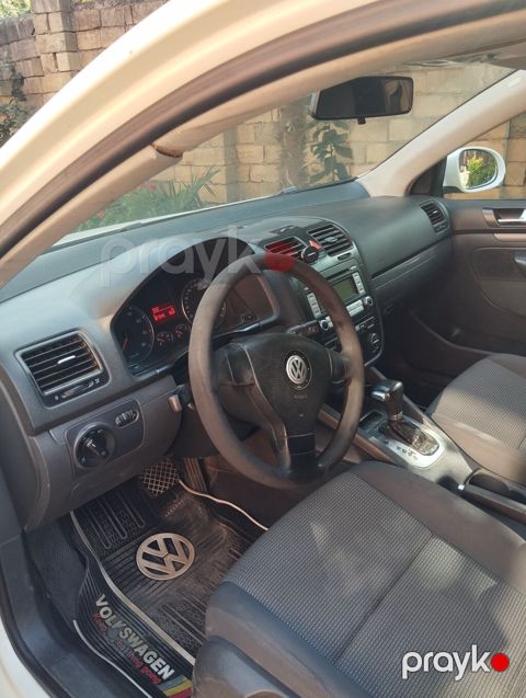 Volkswagen Jetta sedan – ağ rəng, avtomatik transmissiya. Əsas