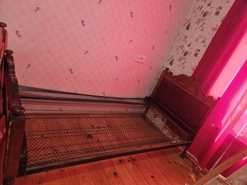 Klassik taxta çarpayı, dekorativ başlıq hissəsi, metal torlu