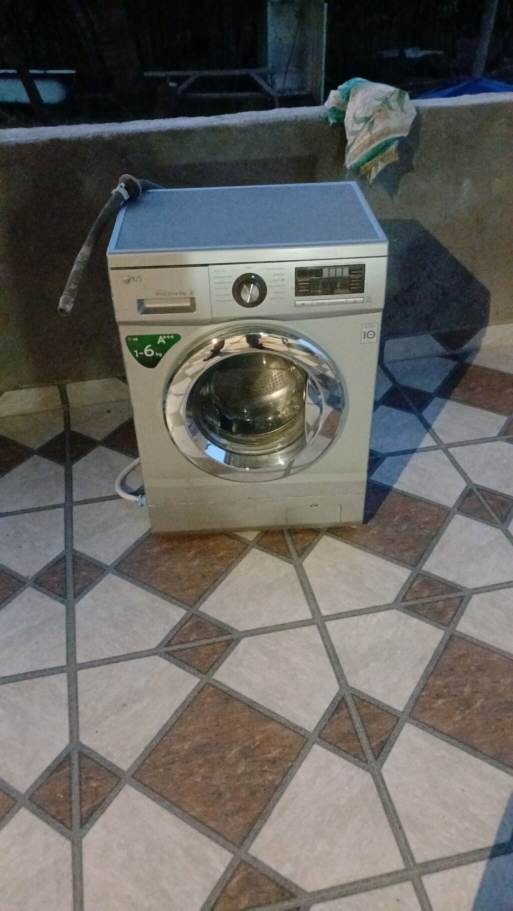 LG paltaryuyan maşın. Öndən yükləməli modeldir. Korpus üzərində