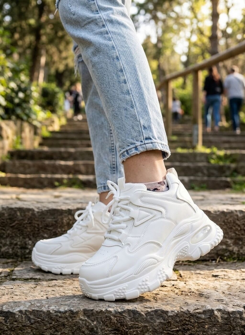 Ağ rəngli qadın krossovkası - Model: chunky/“dad sneakers” üslubunda