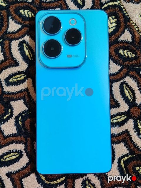 Mavi rəngli smartfon. Cihazın arxa hissəsində iri kamera bloku — Quba