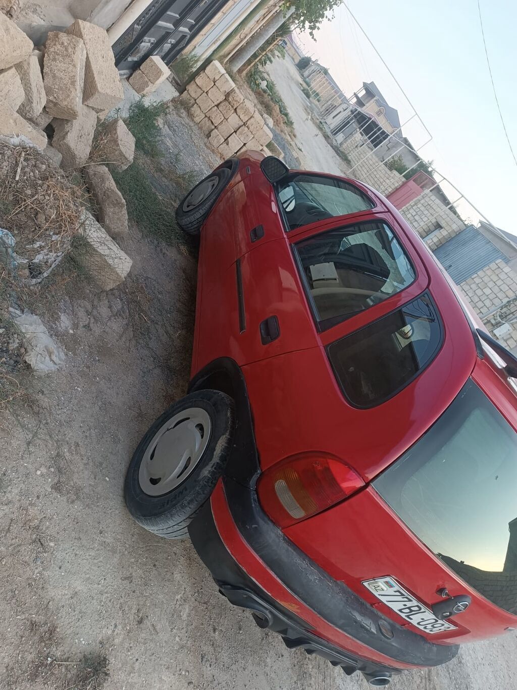 Qırmızı rəngli şəhər avtomobili – 5 qapılı hatchback. otur sur — Avto, Qobu (5)