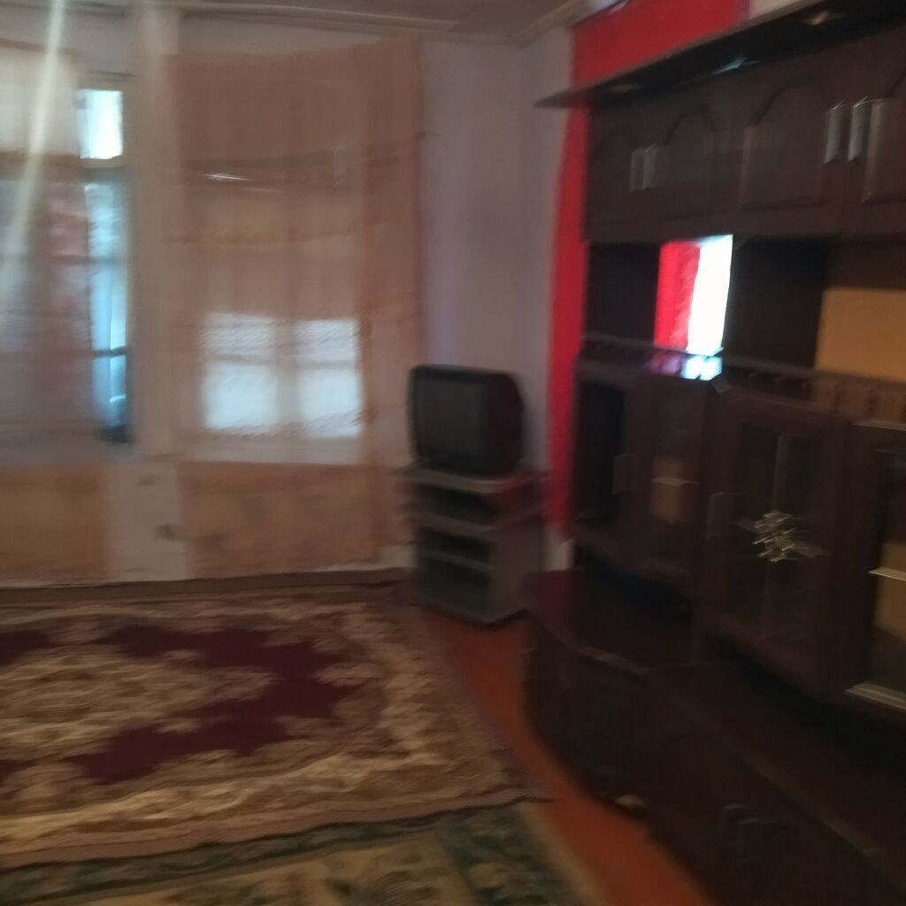Kirayə üçün sadə, mebellə təchiz edilmiş 2 otaqlı ev. - Geniş qonaq — Daşınmaz əmlak, Bakı