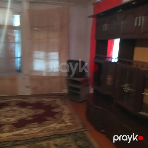 Kirayə üçün sadə, mebellə təchiz edilmiş 2 otaqlı ev. - Geniş qonaq