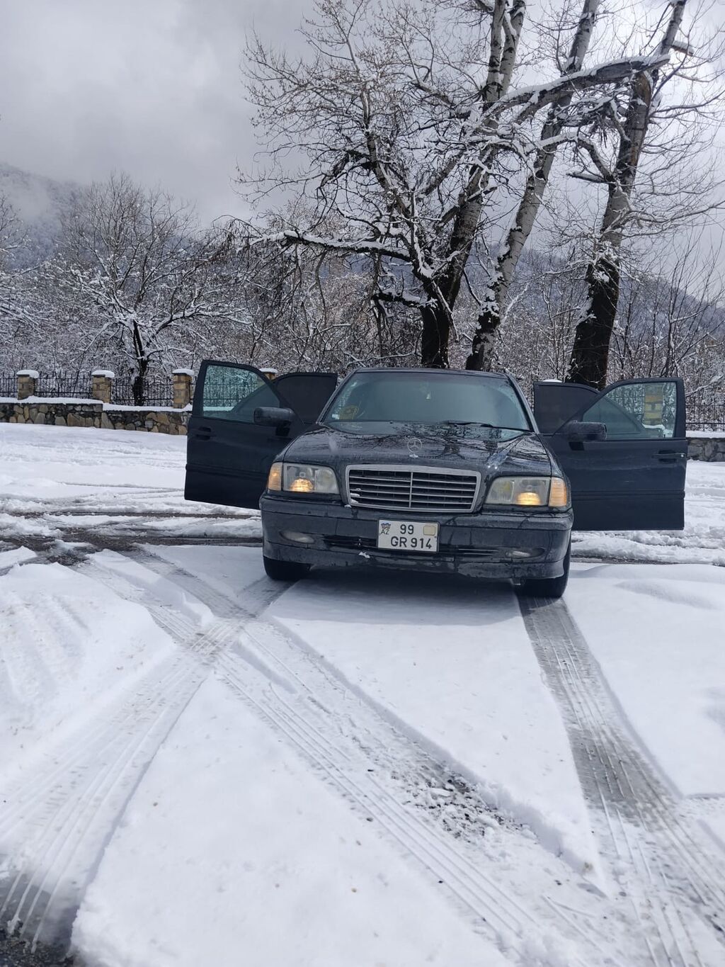 Mercedes-Benz C-Class (W202) sedan - Kuzov: 4 qapılı sedan, qara rəng