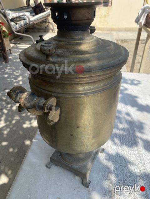 Bu samovar 1920–1930-cu illərə (erkən SSRİ dövrünə) aiddir. Üzərindəki
