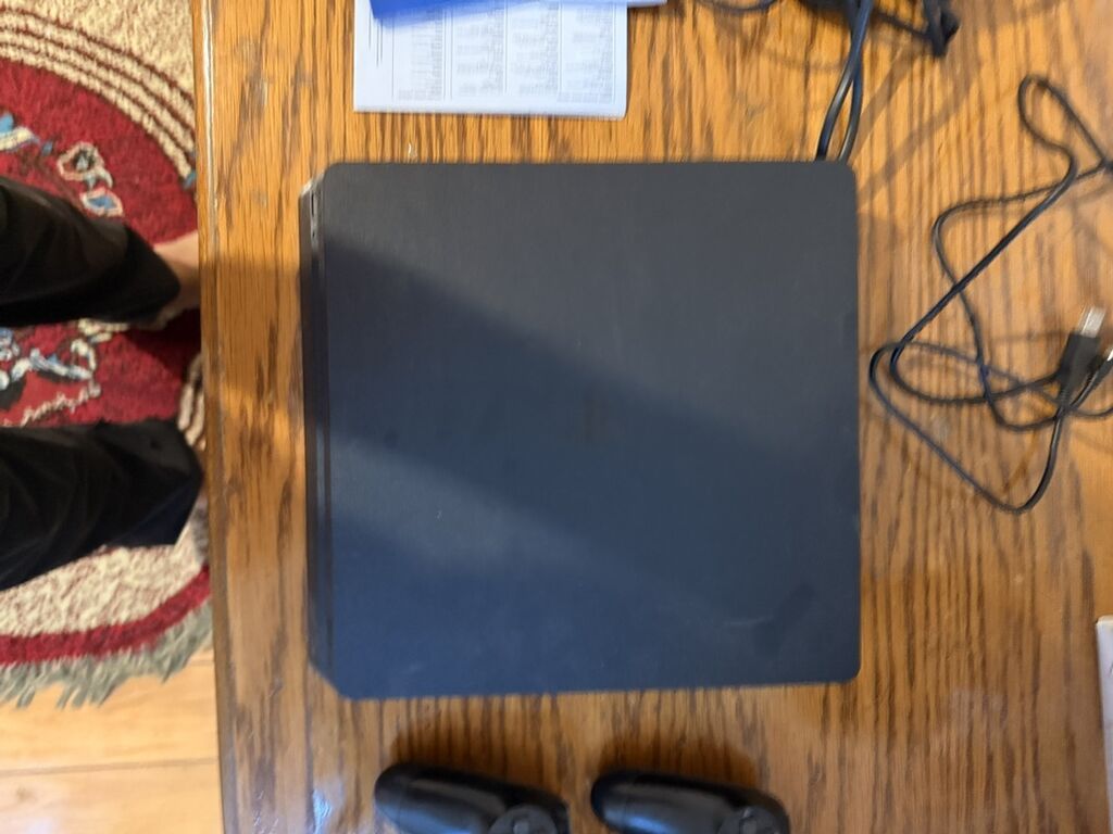 PlayStation 4 oyun konsolu dəsti. Dəstə şəkildə görünənlər daxildir — Oyun konsolları, Digah