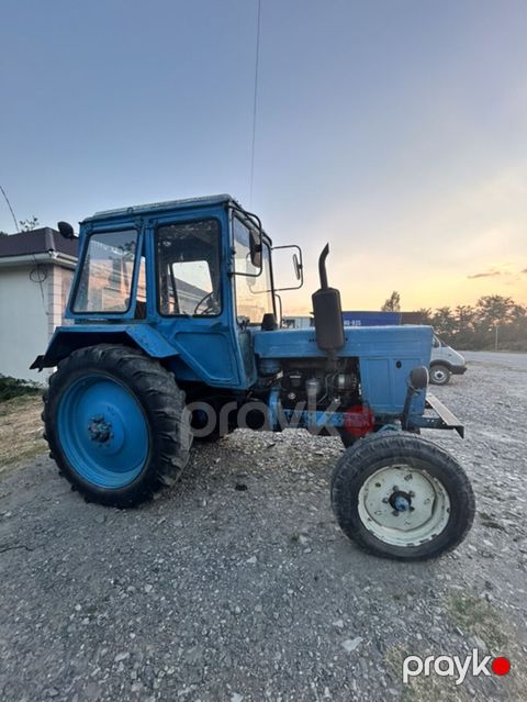 Kənd təsərrüfatı işləri üçün kabinalı traktor. Mavi rəngli, klassik — Oğuz